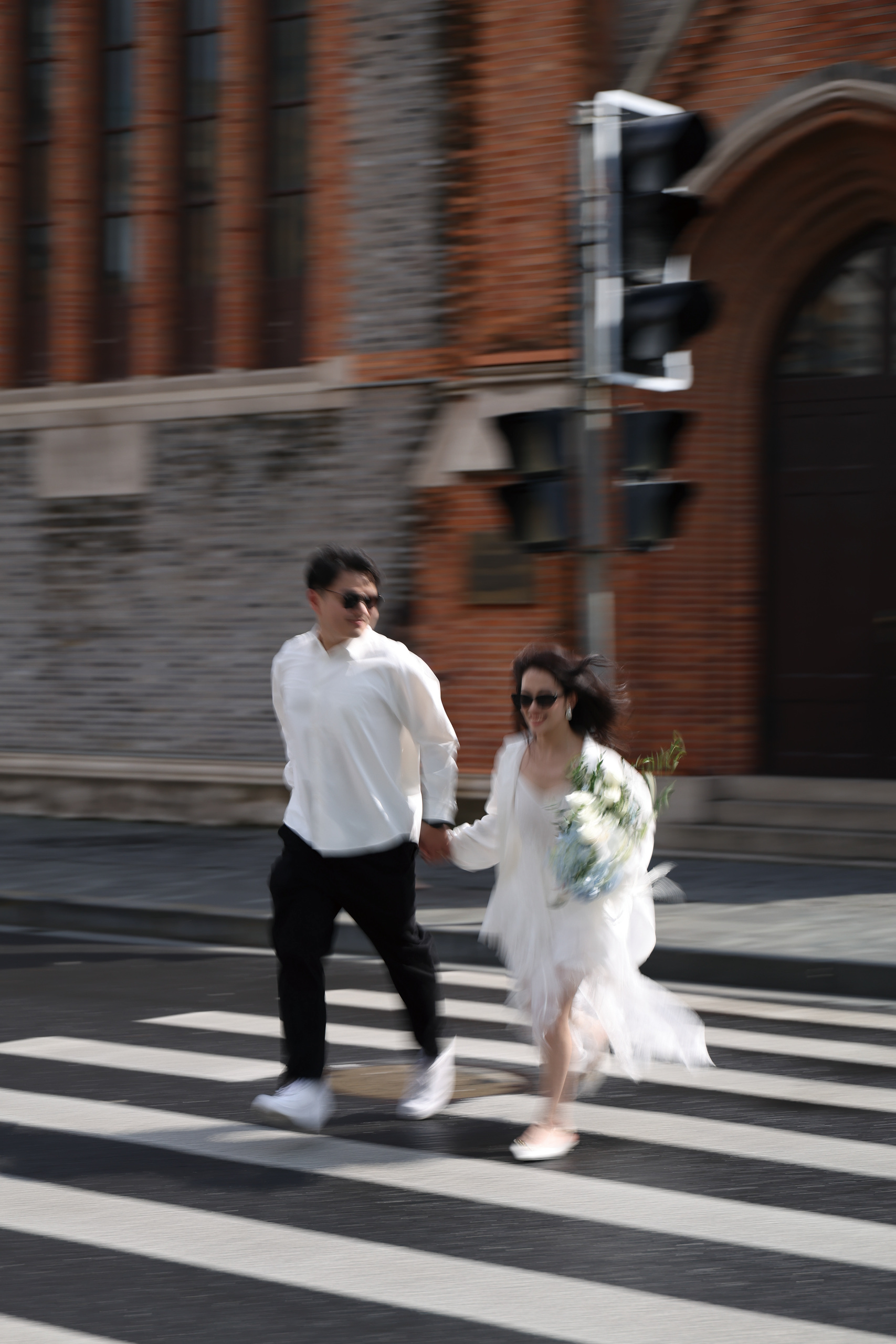 潘振琦和徐尔罄牵手走过街头